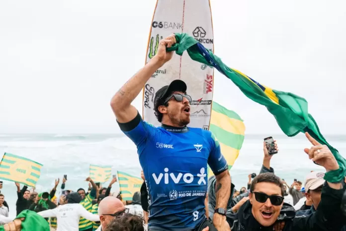 Yago Dora é campeão em Saquarema — Foto: Thiago Diz/WSL