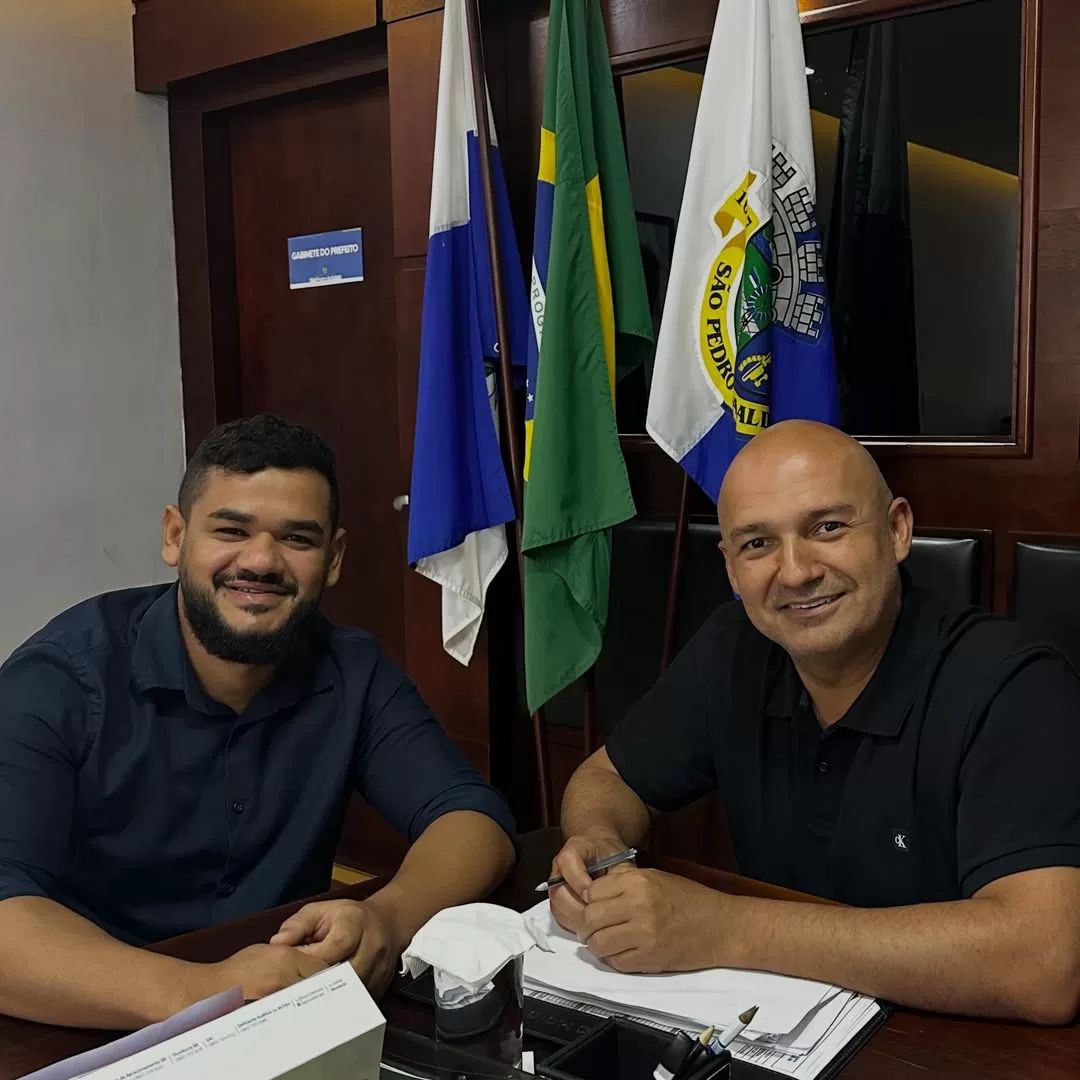 estive hoje despachando com o prefeito uma série de pedidos e reivindicações da população. a pau
