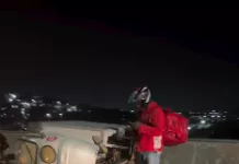 Tuk-tuk de entregas tomba em ponte entre Cabo Frio e São Pedro da Aldeia; motorista fica preso sob o veículo screenshot 59