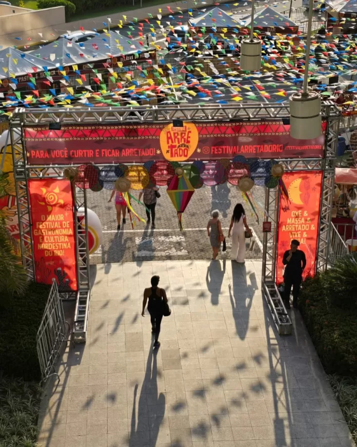 a maior festa junina do rio já começou no recreio e vai até domingo.o arraiá arretado esta monta