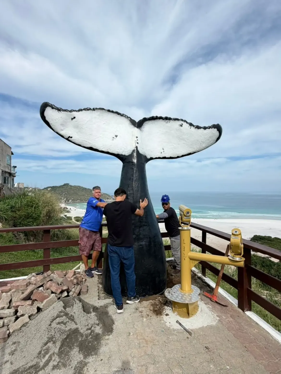 mirante da boa vista recebe a primeira caudal de baleia em arraial do cabocomeçou nesta semana