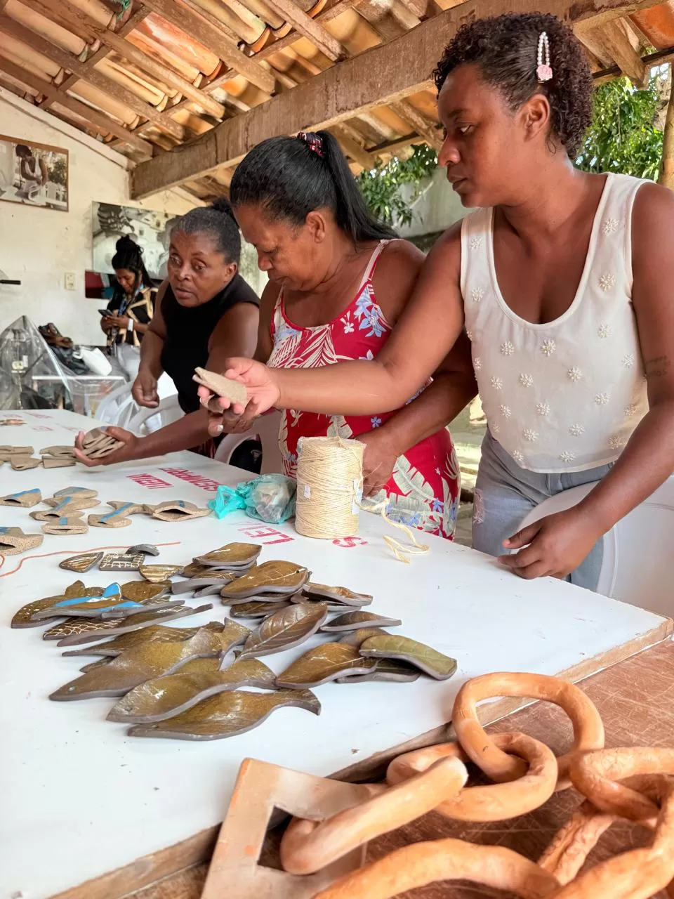 entre argila, histórias e novos laços, mulheres quilombolas encerram ciclo de oficinas de cerâmica em cabo frio (1)