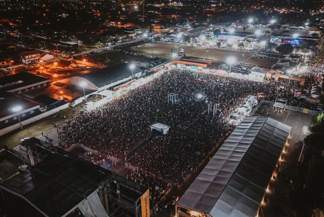 foi impossível ficar parado! 🤩léo santana chegou com tudo no palco da expo agro araruama e colo (1)