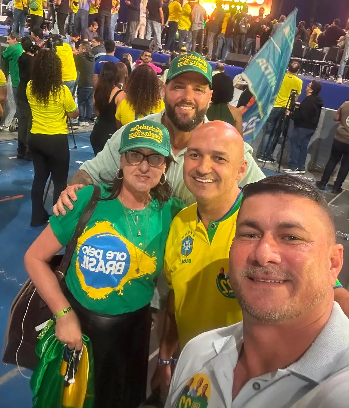 hoje pela manhã, estive ao lado do douglas ruas e do flávio bolsonaro, dois grandes nomes que es