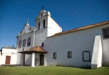 Exposição “Cabo Frio, séc. XX” reúne desenhos sobre a história do município no Mart img 20260810 wa0288