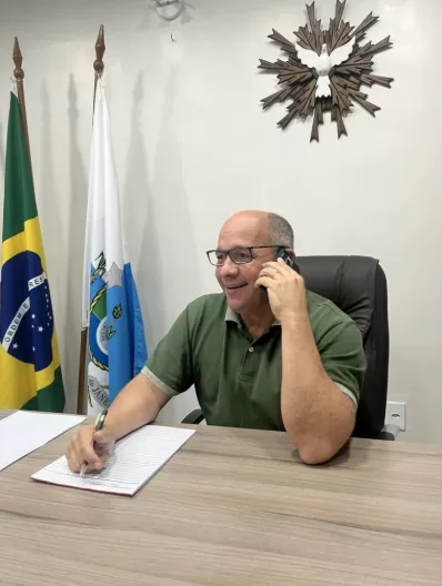 marcelo magno ao telefone