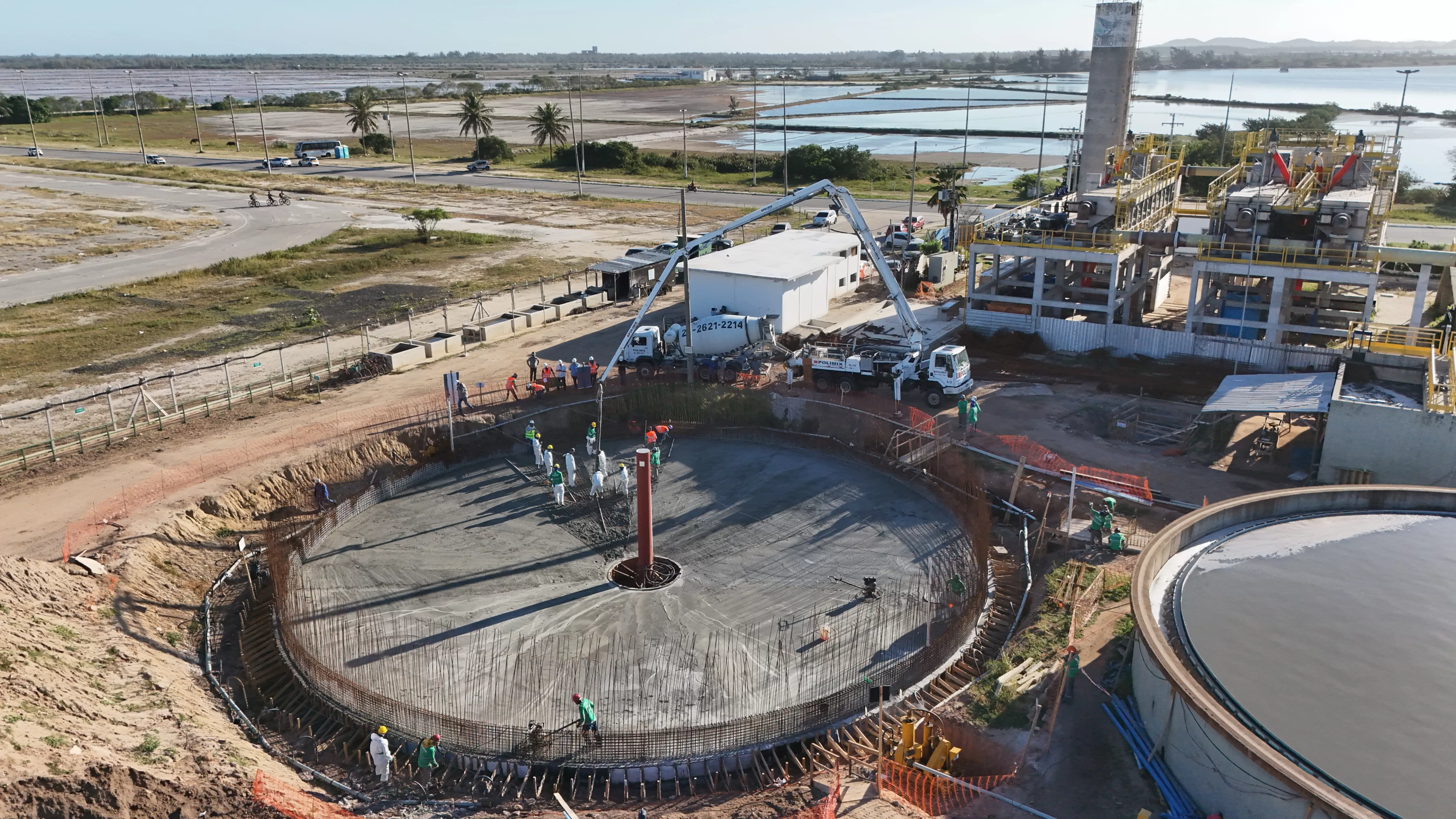 obra da ete praia do siqueira avança com megaoperação de concretagem (3)