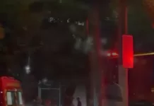 Carro bate contra poste no Centro de Cabo Frio e mobiliza equipes dos Bombeiros screenshot 1