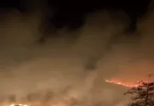 Incêndio de grandes proporções toma área de vegetação no Morro da Brava, em Búzios screenshot 3