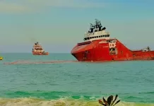 Navio encalhado é rebocado após 83 dias, na Praia Campista, em Macaé
