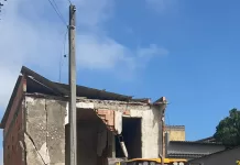 Casa atingida pelas chuvas é demolida após risco para vizinhos em Cabo Frio whatsapp image 2026 08 20 at 10.14.28