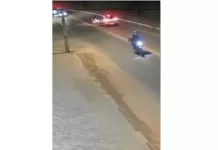 Vídeo mostra momento exato em que carro atinge moto e deixa mulher morta em Búzios screenshot 174