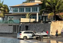 Carro fica atolado na areia da Praia do Canto, em Armação dos Búzios whatsapp image 2026 09 16 at 09.20.39