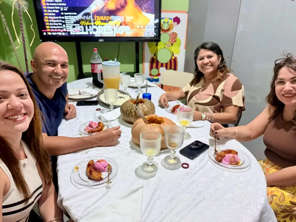 hoje almocei na creche tia márcia, no poço fundo, ao lado da nossa secretária de educação, dani,