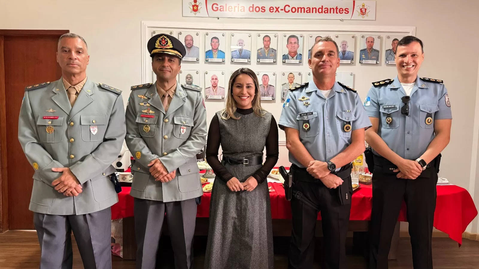 hoje estive presente na troca de comando do corpo de bombeiros de araruama. ao tenente coronel m (6)