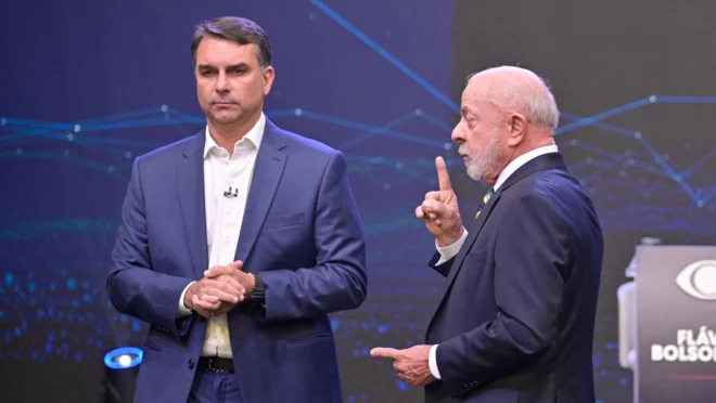 lula com flavio bolsonaro foto renato pizzutto band 660x372.jpg