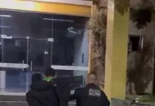 Motociclista tenta fugir da PM, aponta pistola para agentes e acaba preso em Araruama screenshot 4
